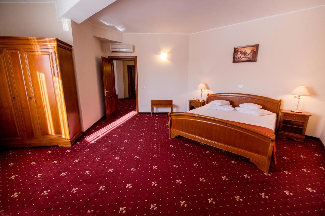 Hotel Amadeus Фокшаны Экстерьер фото